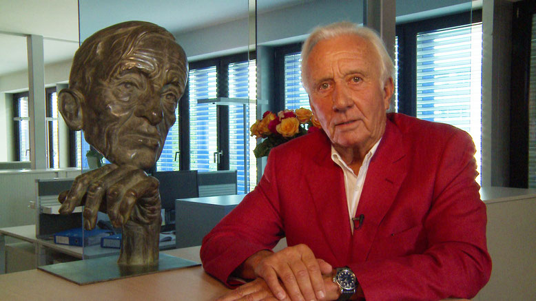 Uli P. Burgerstein, Stiftungsratspräsident mit der Büste seines Vaters Dr. Lothar Burgerstein