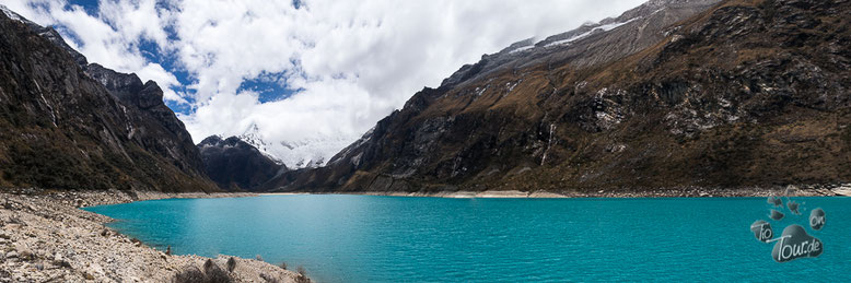 Peru - Cordillera Blanca / Laguna Parón mit dem wolkenverhangenen Artesonraju im Hintergrund (Logo-Berg von Paramount Pictures)