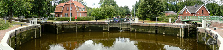 Die Kesselschleuse verbindet den Ems-Jade-Kanal, den Emder Stadtgraben, das Fehntjer Tief und das Rote Siel