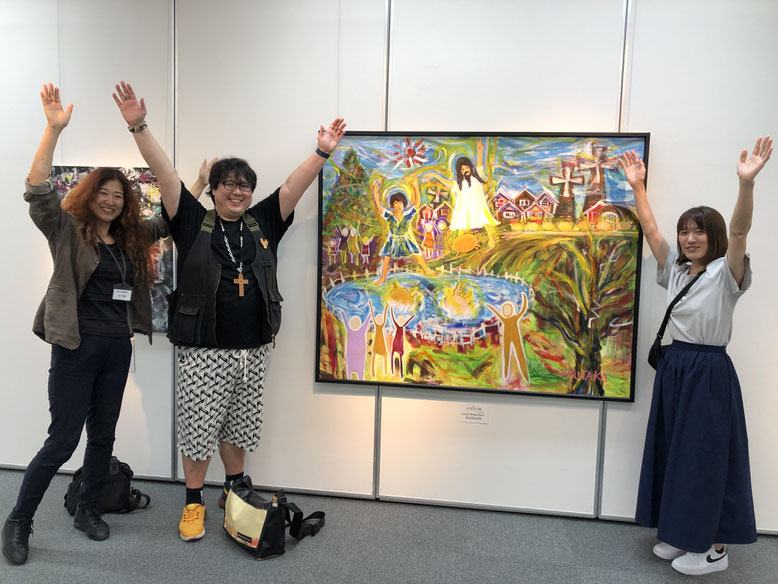 YUTAKA作品「ガダラの豚」を挟んで記念写真（YUTAKAと愛琥と友人Yさん)