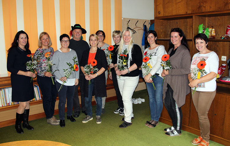 Kanzler Peter Lanz u. Kassierin Ulli Granig mit den Lehrerinnen u. Direktorin Anita Hartlieb (li.)