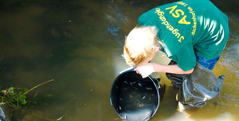 Aktiver Artenschutz durch unsere Jugend - Fischbesatz in den Fließgewässern