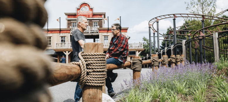 John in overleg met een collega van het bedrijf Larcom (Foto: Larcom).