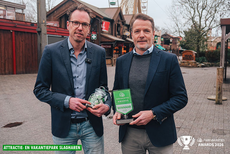 Een trotse Erik Veenstra en Sander de Haas met de Parkvakanties Award (28-01-2026) Foto: Parkvakanties.nl