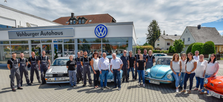 Die Mitarbeiter des Vohburger Autohauses stehen vor dem Geschäft. 