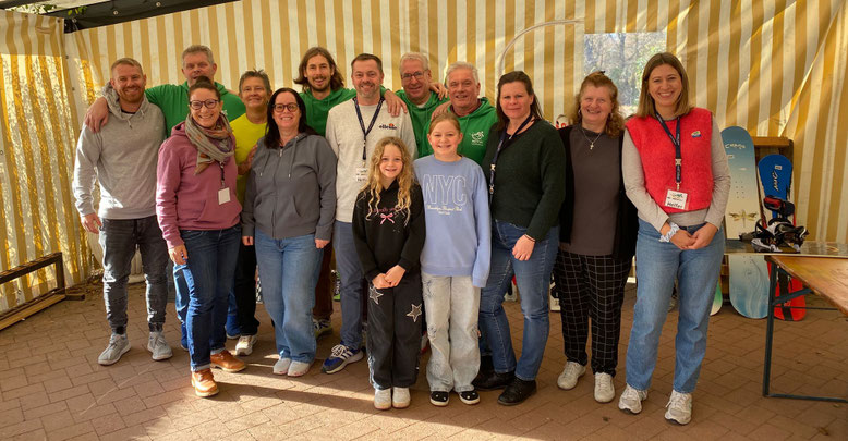 Engagement pur und die gute Seele unseres alljährlichen WSV-Skibasars: Ohne ein starkes Team geht nichts. Hier sind alle Ehrenamtlichen – von Aufbau über Beratung und Kasse bis zur Verpflegung – auf einen Blick zu sehen, inklusive Nachwuchs.
