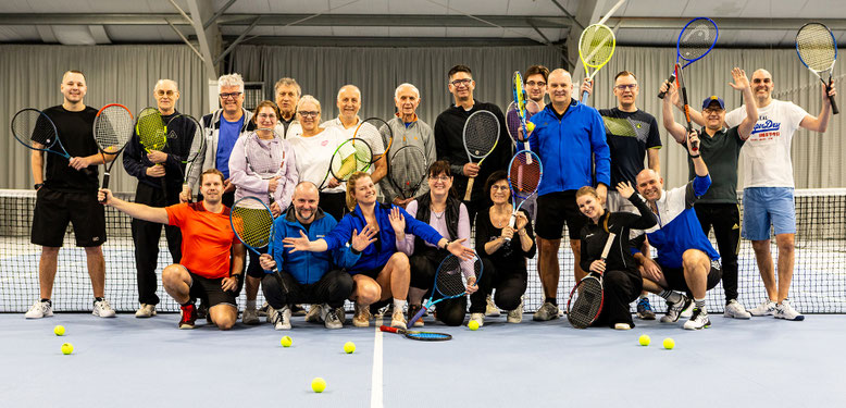 Die Teilnehmer*innen des Schleifchenturniers des WSV Aschaffenburg zeigten sich gut gelaunt in der Tennishalle des TC 73 Goldbach.