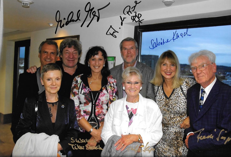 Gruppenfoto Drombuschs Fantreffen 2013b - Dieter Benz (Maske), Margit Schulte-Tigges (Schwester Erika), Michael Werlin (Regie), Susanne Titze-Strack (Tochter Günter Strack), Axel de Roche (Kamera), Helga Seip, Sabine Kaack (Marion Drombusch), Fredi Seip