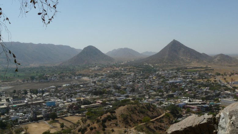 La petite ville sainte de Pushkar (et son lac a sec..) entourée de collines