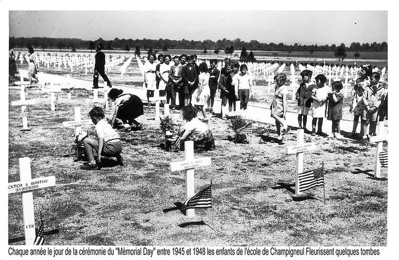 Chaque année, le jour de la cérémonie du Memorial Day, entre 1945 et 1948, les enfants de l'école de Champigneul fleurissaient quelques tombes - photographie collection personnelle