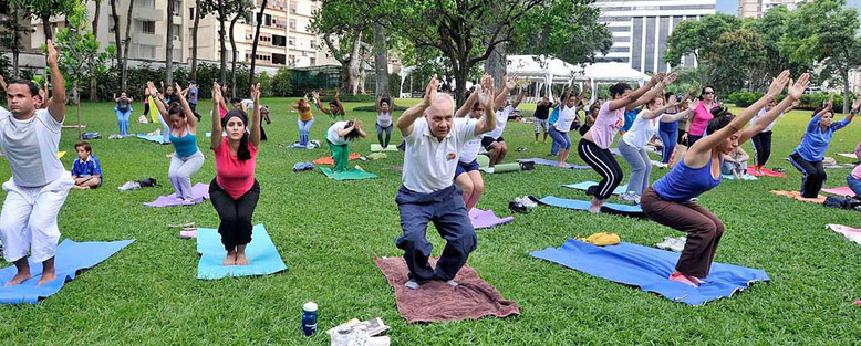 Un grupo de personas practicando deporte al aire libre. Fotografía: bcn.cat
