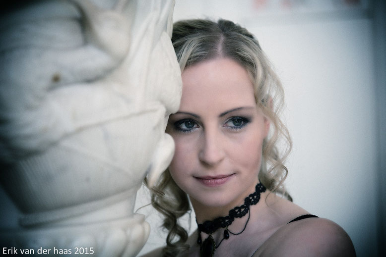 Model Mandy im alten Herrenhaus in Lübeck