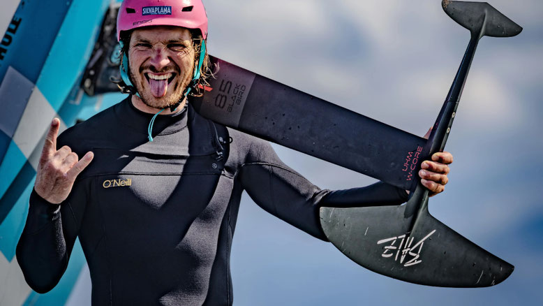 Balz Müller mit seinem Sabfoil Blackbird Pro Model Hydrofoil