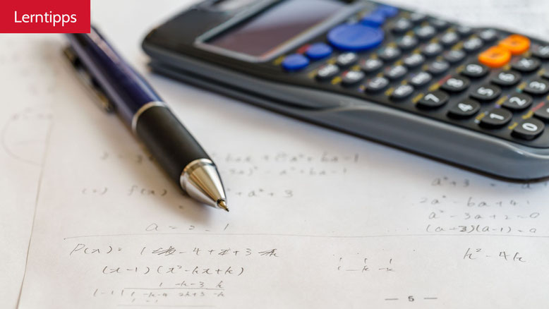 Mathe Formeln mit Taschenrechner und Bleistift.