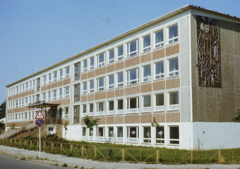 Heute Elsterland-Grundschule, damals III. Oberschule Juri-Gagarin mit dem bekannten Wandmosaik 