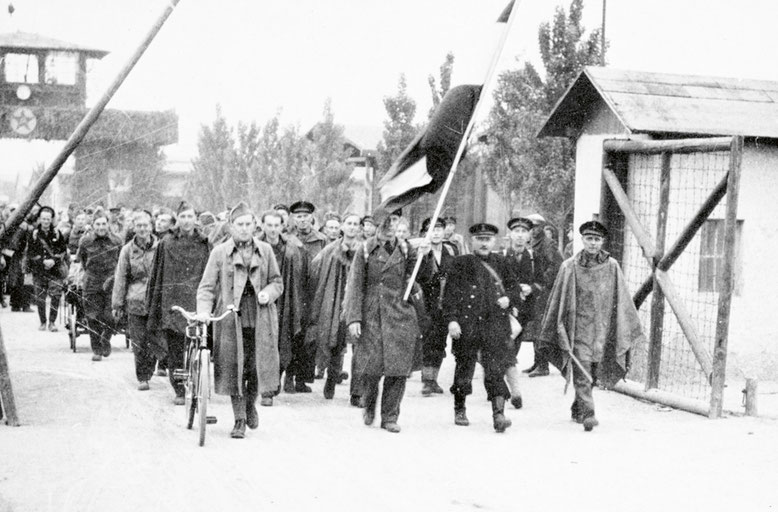 Ehemalige Gefangene verlassen nach Kriegsende das Stalag IV B in Mühlberg. Sie „machen Platz“ für Inhaftierte der politischen Säuberung in der Sowjetischen Besatzungszone (darunter Ewald Rosenbaum). (Foto: Dick van Maarsaveen)