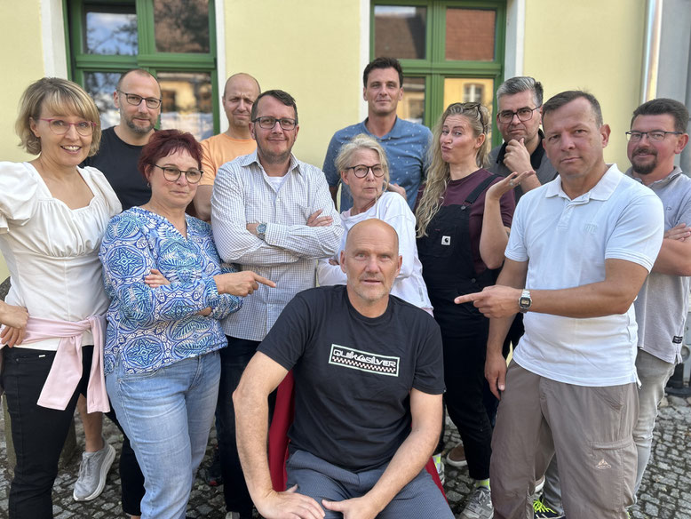 100 Fragen im Gepäck, 2 + X Finger auf ihn gerichtet und 1 Bürgermeister, der durchgehalten hat.
