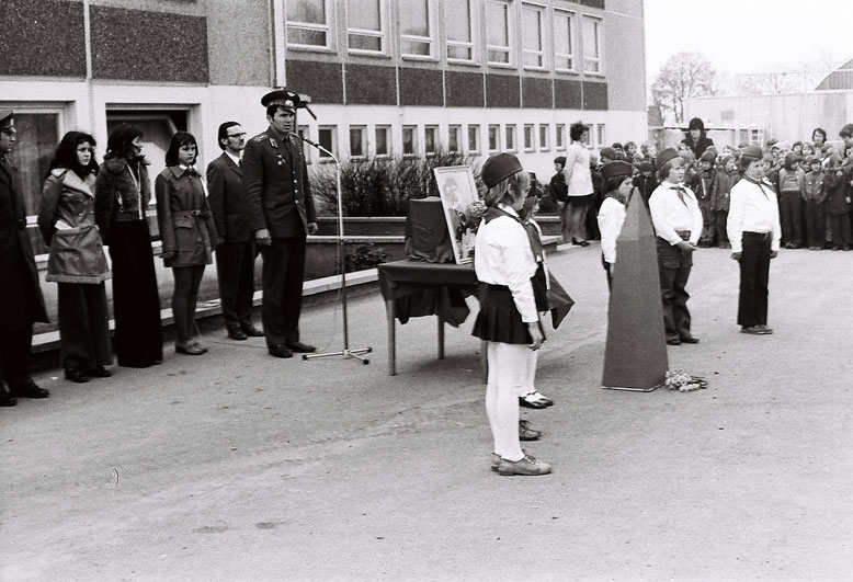 Strammstehen in Reih und Glied - Fahnen-Appell in der Juri-Gagarin-Oberschule in Herzberg mit Soldaten der Sowjetarmee (Fotos: Gerhard Laurin)