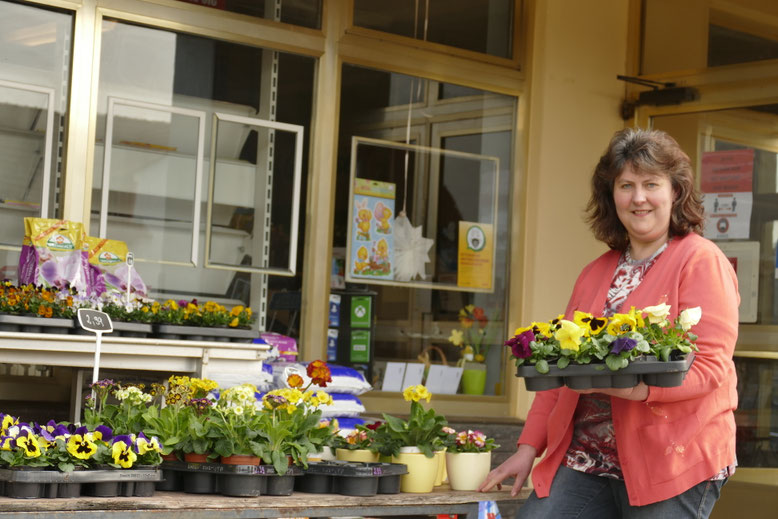 Der Sonnenschein von Züllsdorf: Cordula Grundmann vor ihrer Einkaufsquelle 2022.