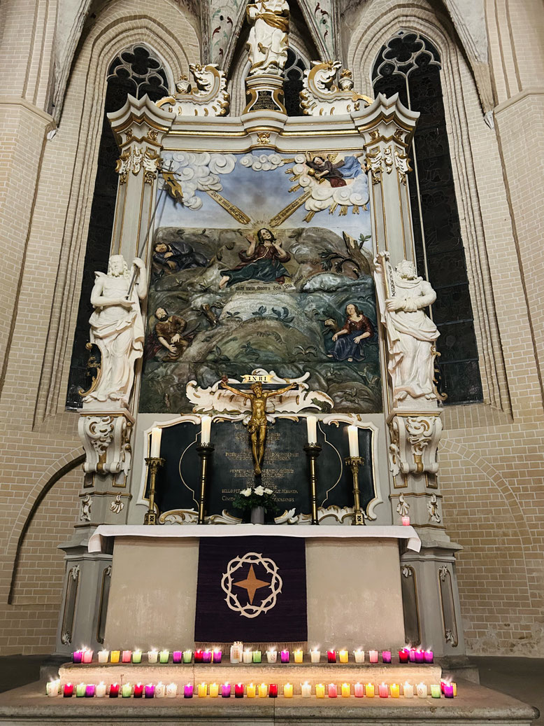 Bunte Friedenslichter vor dem Altar am 9.12.2025 nach der Menschen- und Lichterkette am Bürgerzentrum