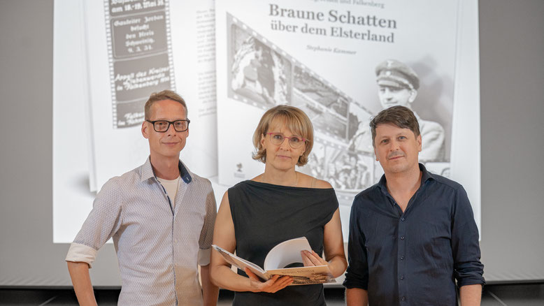 Christian Poser, Stephanie Kammer und Sebastian Pöschl zwischen Filmbildern, Musik und NS-Geschichte aus dem Elsterland (Fotos: Stefan Kaatz)