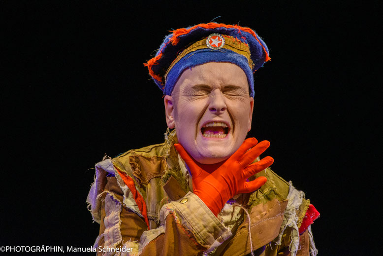 Bridge Markland – bekannt für ihr atemberaubendes, ausdrucksstarkes Spiel. Sie jongliert virtuos zwischen Performance, Puppenspiel und Musik – und verwandelt Klassiker in mitreißende Erlebnisse.