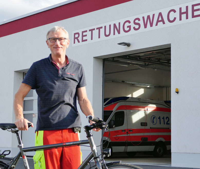 Ritter Sylvius hier mit Rad, Rettungswagen und Ruhestandslächeln (Foto: Stephanie Kammer).