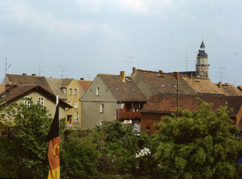 Zeitlos schön - der Blick auf den Kirchturm vom Dach des alten Kreiskulturhauses, das nach der Wende abgerissen worden ist. Der Kirchturm noch ohne Anstrich, dafür mit Schornstein der Türmerwohnung. 