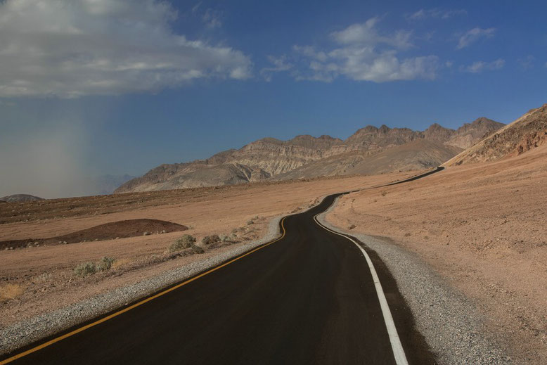 Durch die Wüste ins Death Valley