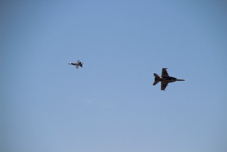 F-18 Fighter über dem Death Valley