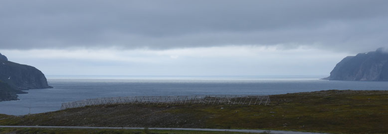 Tief hängen die Wolken ... auf dem Weg an den Kjøllefjord der Halbinsel Nordkinn.