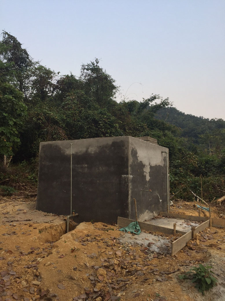 Le réservoir du village de Huay Bo ! 12'500 litres d'eau de ruisseau (non potable) sont à la disposition des habitants au cas où il y aurait de la sécheresse ou que l'eau du ruisseau devriendrait boueuse (brune) ... vraiment fier du résultat !