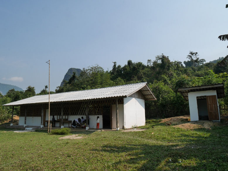 Le nouvel établissement scolaire de Huay Bo avec les toilettes. La nouvelle toiture a belle figure !