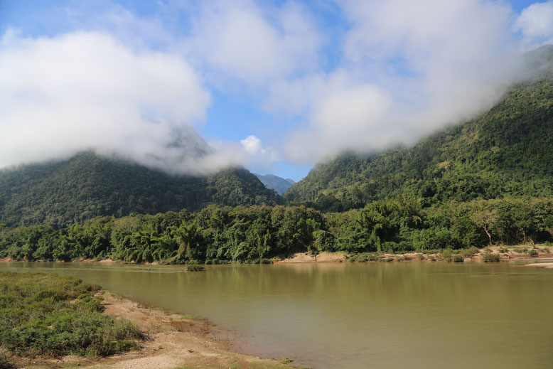 Muang Ngoi : Un petit village dans une région montagneuse magnifique au bord de la rivière Nam Ou