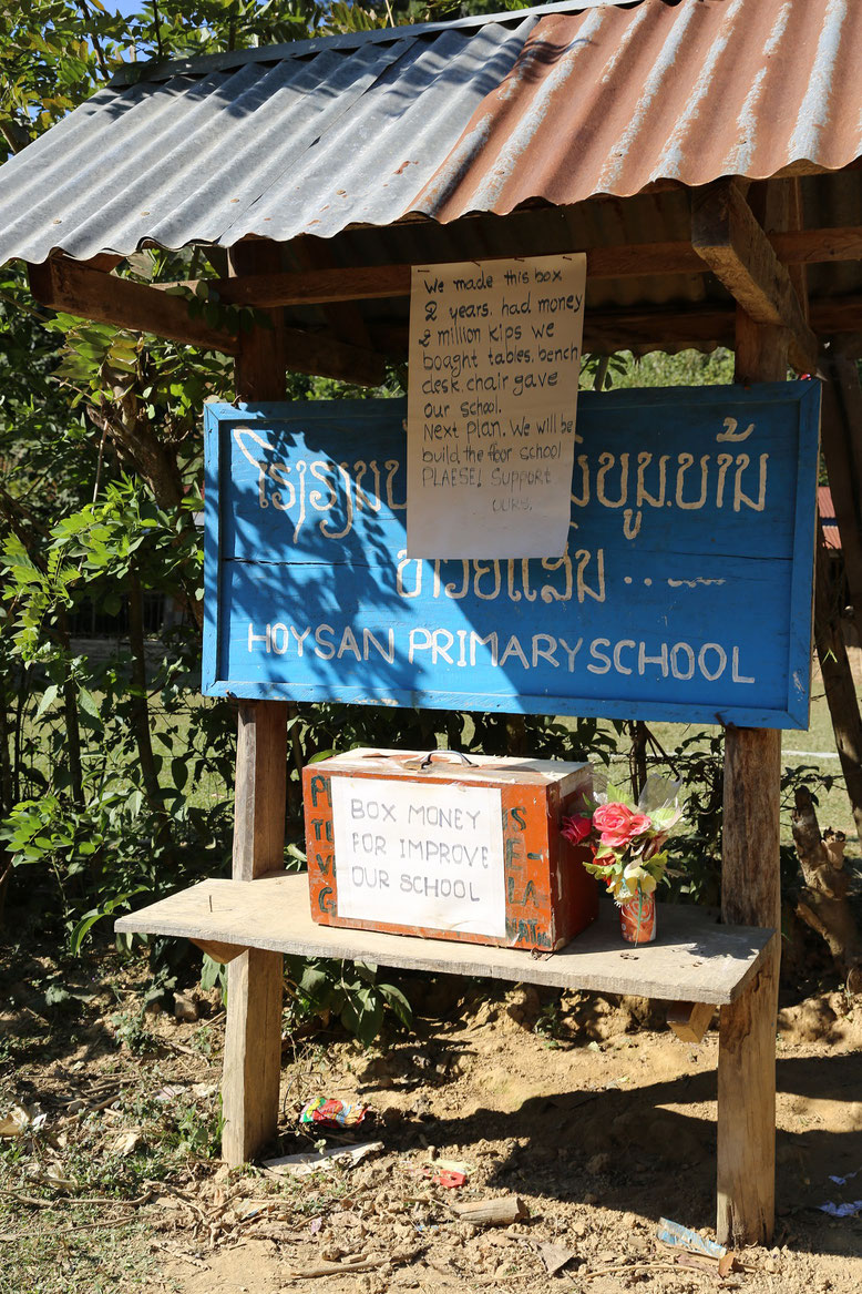 La boîte de donation devant l'école de Hoysan