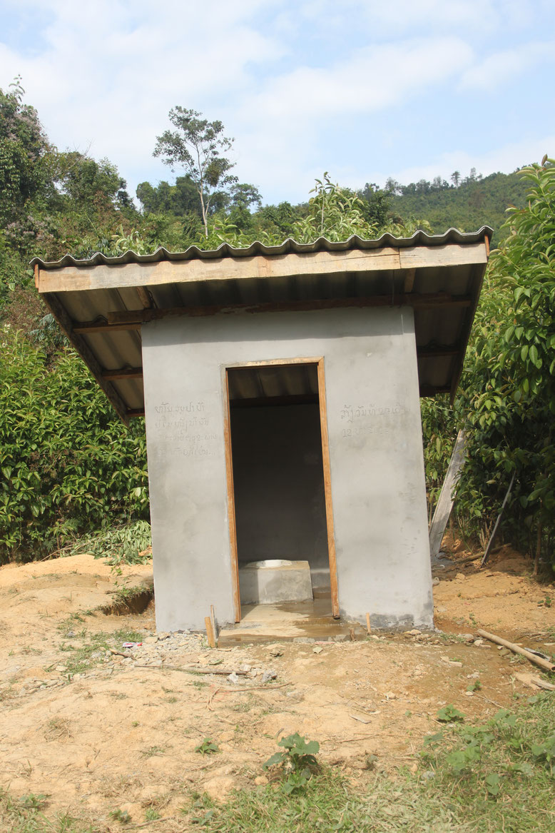 Les toilettes sont bientôt terminées et ont fière allure ! Petites inscriptions en laotien contre les murs