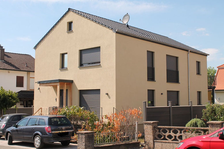 Eine Person lässt einen Energieausweis in Aschaffenburg erstellen.