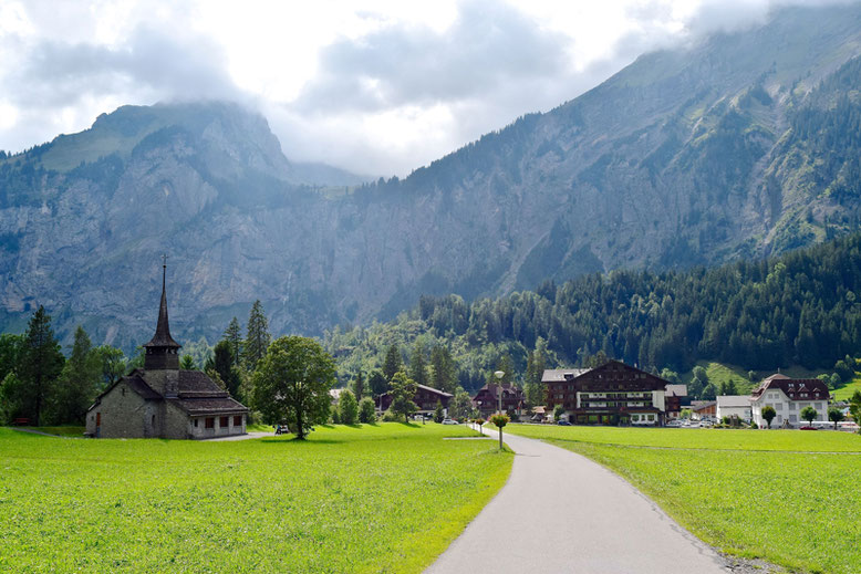 徒步旅行在Oeschinen湖——Kandersteg