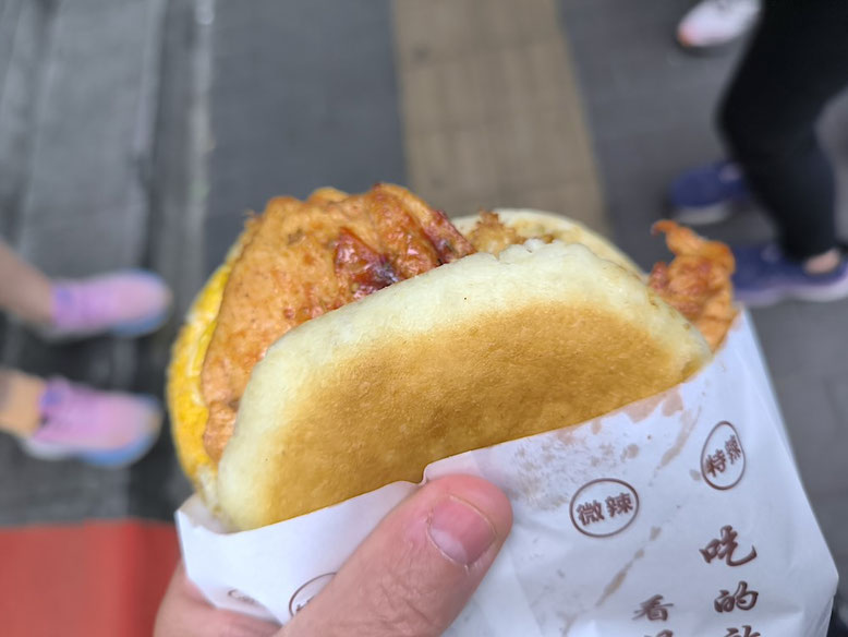 Il panino con carne speziata e uova di SO HAPPY (photo by Gabriele Ferrando - LA MIA ASIA)
