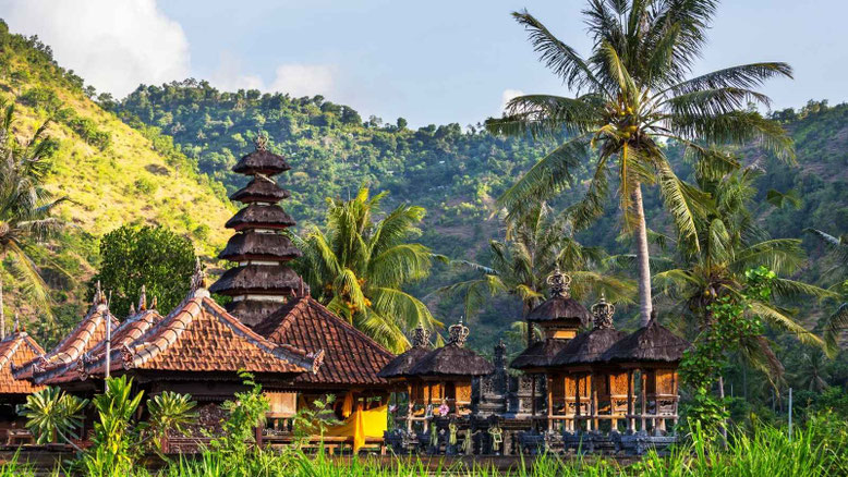Tempio tradizionale a Bali tra palme e colline, immagine rappresentativa dei pacchetti vacanza a Bali.