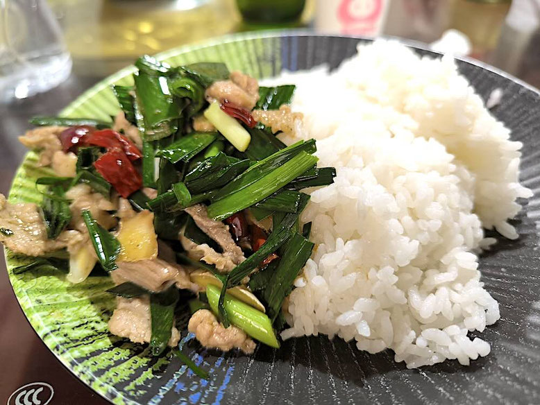 Ottimo piatto di riso con verdure e carne di maiale