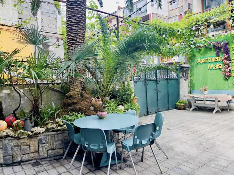 Il cortile interno dell'Apartment Maisi a Batumi, Georgia