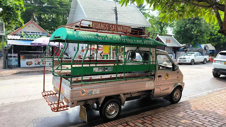 Un Songthaew (taxi collettivo) in partenza per le Kuang Si Waterfall a Luang Prabang, LAOS (photo by Gabriele Ferrando - LA MIA ASIA)
