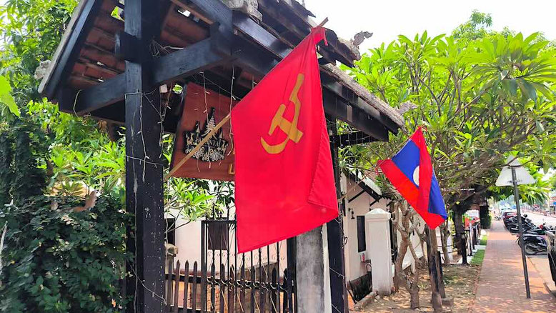 Bandiera comunista e bandiera del Laos in una strada nel centro di Luang Prabang, LAOS (photo by Gabriele Ferrando - LA MIA ASIA)