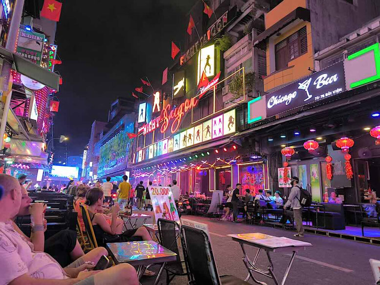 Sorseggiando un dring a BÙI VIỆN WALKING STREET a Saigon (photo by Gabriele Ferrando - LA MIA ASIA)