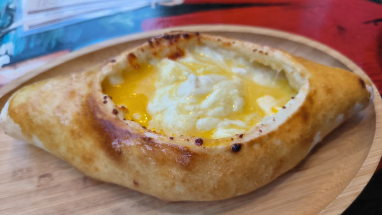 Cucina georgiana. Khachapuri Adjaruli