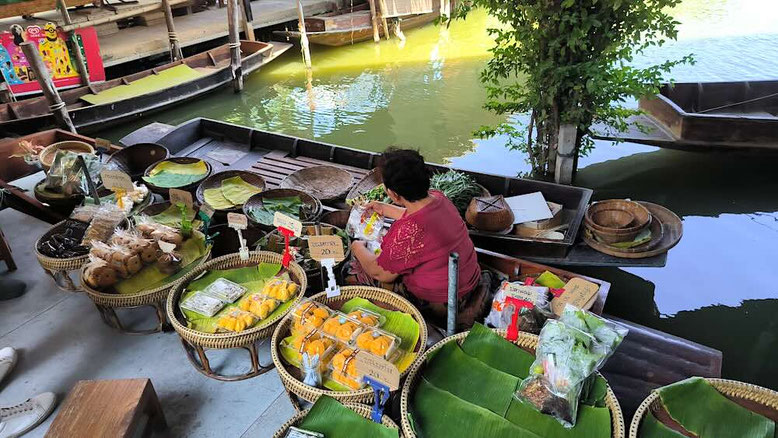 Venditrice di frutta e snacks al Lat Mayom Floating Market (photo by Gabriele Ferrando - LA MIA ASIA)