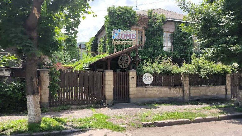L'esterno dell'Home Restaurant a Vanadzor, Armenia (photo by Gabriele Ferrando - LA MIA ASIA)
