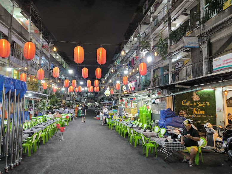I vicoli di notte a Ho Chi Minh si trasformano in ristorantini all'aperto (photo by Gabriele Ferrando - LA MIA ASIA)