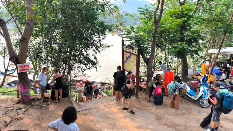 Arrivo al molo fuori dalla città di Luang Prabang (photo by Gabriele Ferrando - LA MIA ASIA)